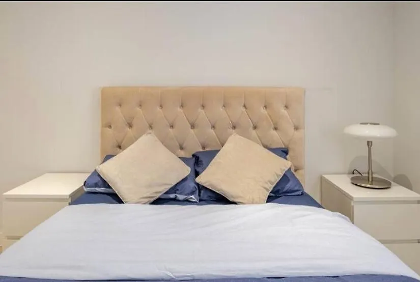 Apartment Beautiful 2 Bedroom With Spacious Lounge & Rooms Dagenham