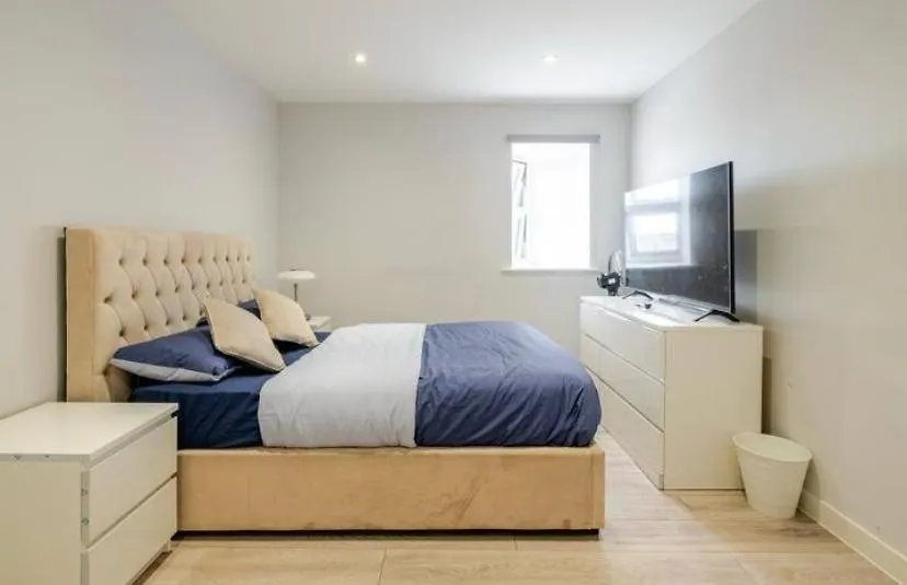 Beautiful 2 Bedroom With Spacious Lounge & Rooms Dagenham 0*,
