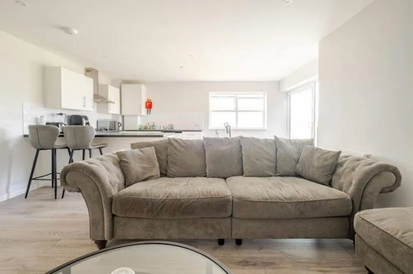 Beautiful 2 Bedroom With Spacious Lounge & Rooms Dagenham Apartment