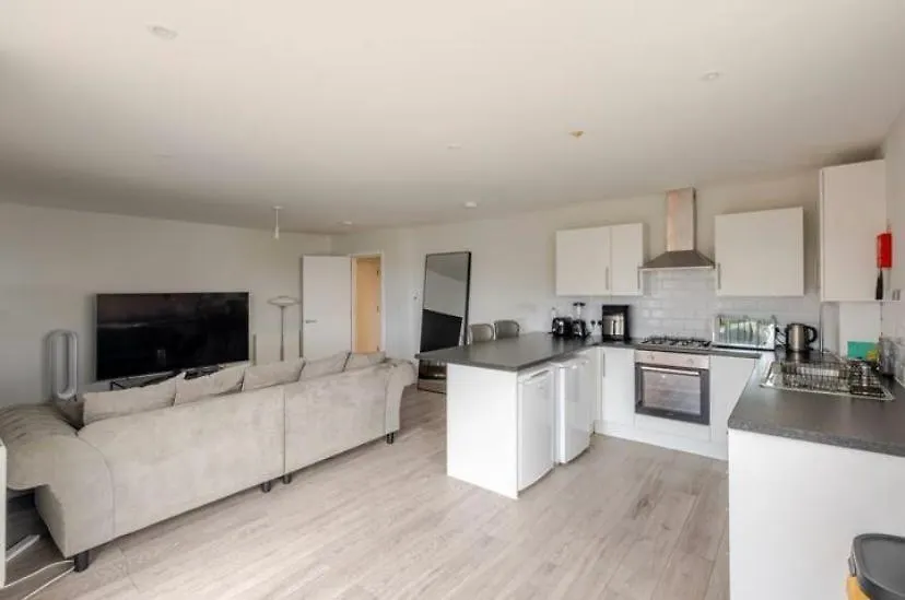 Beautiful 2 Bedroom With Spacious Lounge & Rooms Dagenham