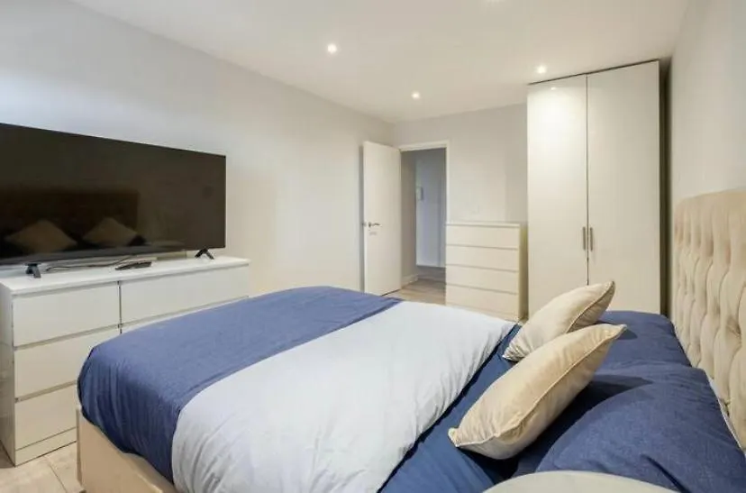 Apartment Beautiful 2 Bedroom With Spacious Lounge & Rooms Dagenham