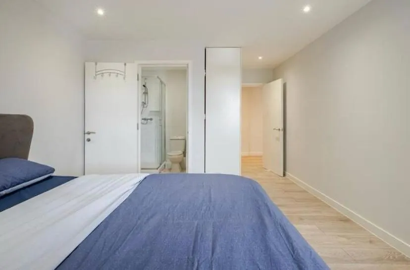 Beautiful 2 Bedroom With Spacious Lounge & Rooms Dagenham