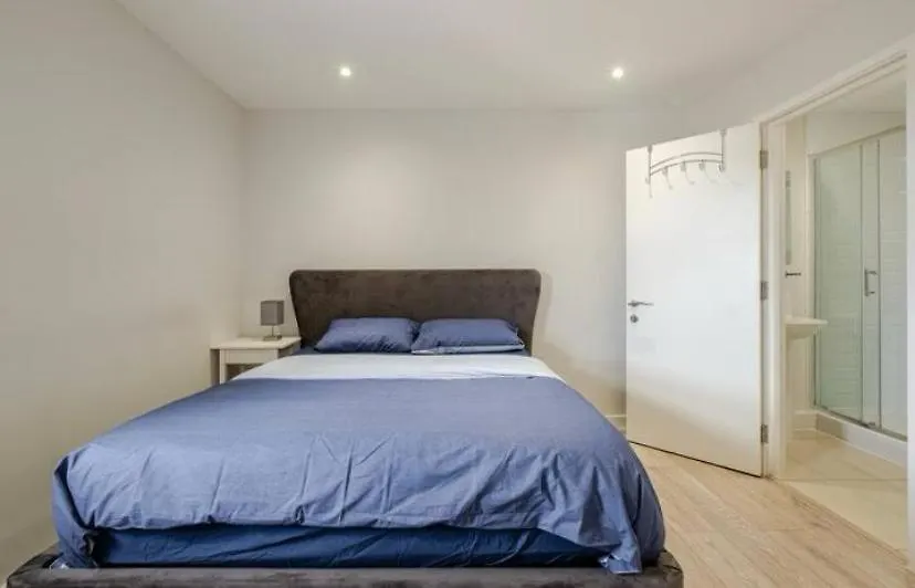 Beautiful 2 Bedroom With Spacious Lounge & Rooms Dagenham Apartment